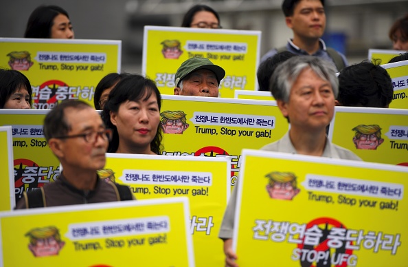 Manifestation de Sud-coréens tenant des pancartes « Arrêtez les exercices militaires » près de l’ambassade des États-Unis à Séoul le 21 août 2017. (JUNG YEON-JE/AFP/Getty Images)