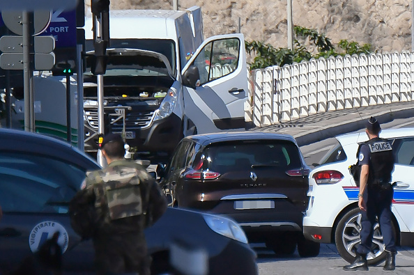 La police françaises investit les lieux de l'attaque où une camionnette a foncé sur deux abris d'autobus lundi à Marseille (sud de la France), faisant un mort et un blessé le 21 août 2017. (BERTRAND LANGLOIS/AFP/Getty Images)