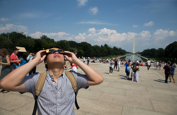 Observation de la Grande éclipse  solaire au  Lincoln Memorial le 21 août 2017 à Washington, DC. (Tasos Katopodis/Getty Images)
