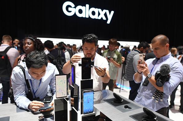 Des journalistes observent le Samsung Galaxy Note 8 lors de la conférence Samsung Galaxy Unpacked 2017 le 23 août à New York. (DON EMMERT/AFP/Getty Images)