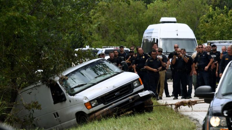 Policiers sur les lieux d'un accident survenu pendant l'ouragan Harvey. Six membres de la famille Saldivar ont été découverts dans leur voiture qui fuyait la tempête, près de Houston au Texas, le 30 août 2017. (Photo de MARK RALSTON/AFP/Getty Images)