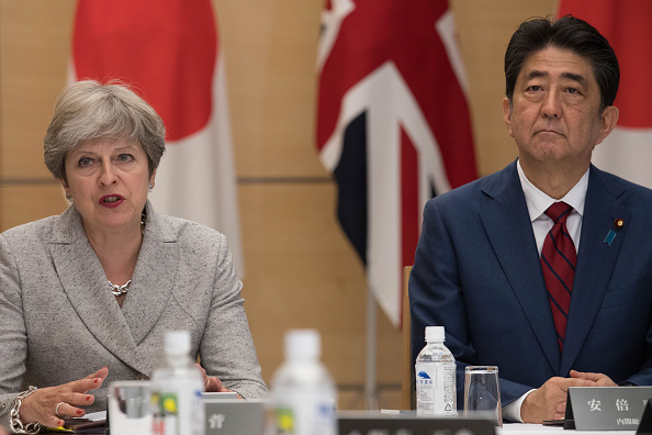 Le Premier ministre britannique Theresa May et son homologue japonais Shinzo Abe discutent de la situation avec la Corée du Nord le 31 août 2017 à Tokyo. (Stefan Rousseau -Pool/Getty Images)
