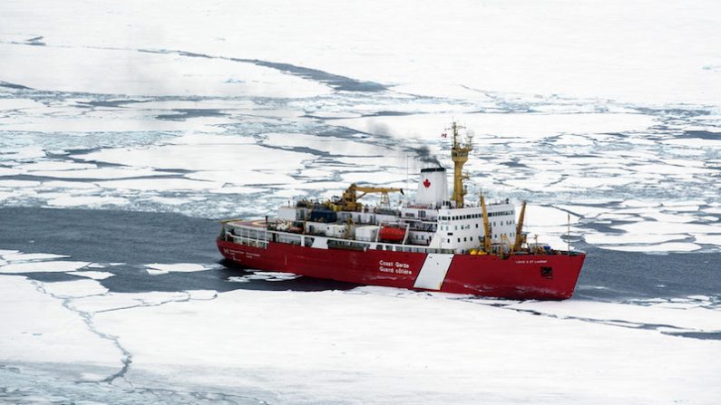 Le brise-glace et garde-côte canadien Louis Saint-Laurent, lors d'une navigation dans l'Arctique (2014). (U.S. Navy/John F. Williams/Office of Naval Research/Flickr, CC BY)