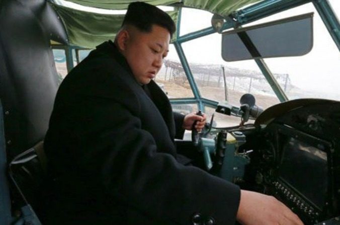 Le dictateur nord-coréen Kim Jung Un dans un avion qui pourrait être utilisé comme un porteur furtif d’armes nucléaires. (Photo de l’agence officielle nord-coréenne)