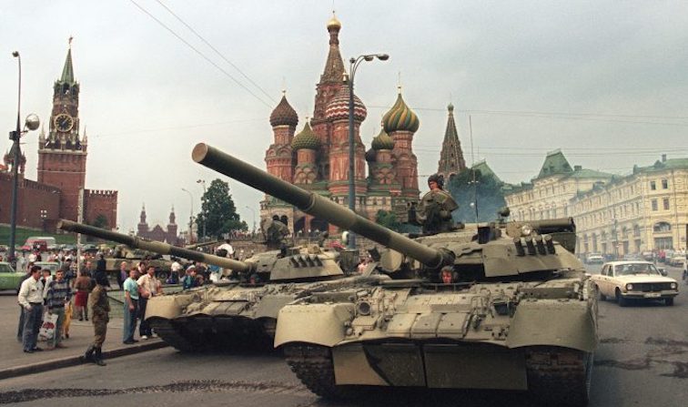 Une photo prise le 19 août 1991 montre les chars de l’armée soviétique stationnés près de la porte Spassky (à gauche), une entrée vers le Kremlin et la cathédrale Saint-Basile (au centre), sur la Place Rouge de Moscou, après le coup d’État qui a renversé le président soviétique Mikhail Gorbachev. (Dima Tanin/AFP/Getty Images)