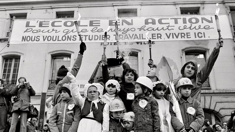 Le problème de la sous utilisation des jeunes en France est un problème qui dure. En 1979, les manifestants de "L'Ècole en action" dénonçaient déjà cette crise. (Photo de STRINGER/AFP/Getty Images)