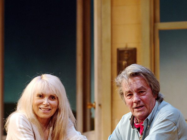 Mireille Darc avec Alain Delon au théâtre Marigny le 19 janvier 2007 4 jours avant la première de la pièce The bridges of Madison County.  (MARTIN BUREAU/AFP/Getty Images)