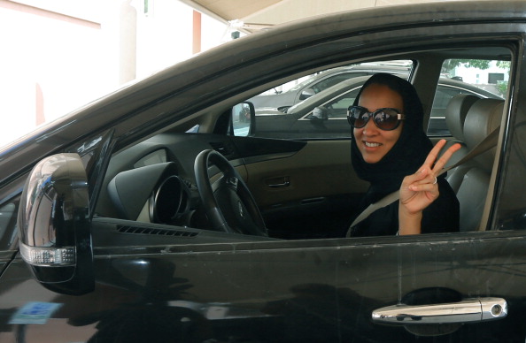 La militante saoudienne  Manal Al Sharif, qui vit maintenant à Dubai, fait le v de la victoire au volant d'une voiture, en soutien aux femmes saoudiennes, le 22 octobre 2013. (MARWAN NAAMANI/AFP/Getty Images)