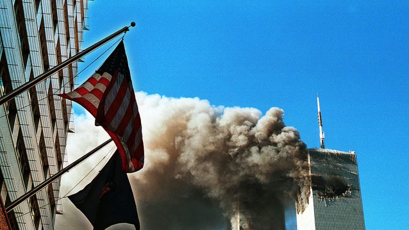 De fumée s'échappe des tours du World Trade Center après les évènement tragiques du 11 septembre 2001 à New York City.  (Photo de Craig Allen/Getty Images)
