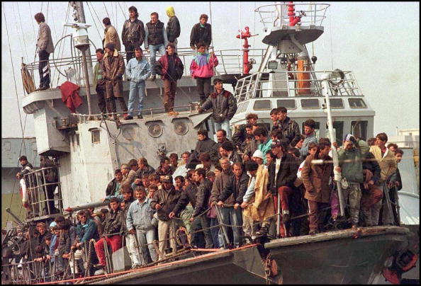 Des réfugiés atteignent les côtes italiennes.
(LIVIO ANTICOLI/AFP/Getty Images)