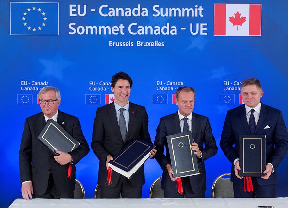 (de gauche à droite) Le président de la Commission européenne Jean-Claude Juncker, le Premier ministre canadien Justin Trudeau, le président du Conseil européen Donald Tusk et le Premier ministre slovaque Robert Fico, après la signature du CETA à Bruxelles. (THIERRY MONASSE/AFP/Getty Images)