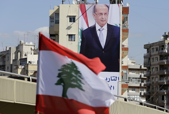 Un poster du président libanais Michel Aoun élu par un vote du Parlement, à Beyrouth, le 31 octobre 2016. (JOSEPH EID/AFP/Getty Images)