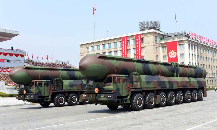 Les missiles balistiques présentés lors du défilé militaire à Pyongyang, Corée du Nord, le 16 avril 2017. (STR/AFP/Getty Images)