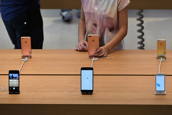 A quoi ressemblera l'iPhone X ? Le mystère sera bientôt dévoilé. (ROSLAN RAHMAN/AFP/Getty Images)