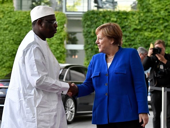 Angela Merkel accueille le  président sénégalais Macky Sall lors de son arrivée à Berlin le 12 juin 2017.  (JOHN MACDOUGALL/AFP/Getty Images)