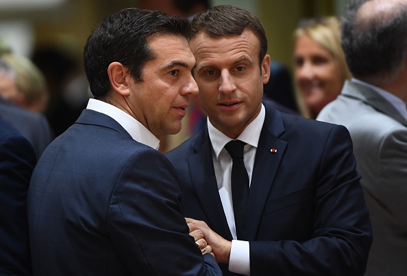 Emmanuel Macron parle avec le Premier ministre grec Alexis Tsipras lors du Conseil européen à Bruxelles, le 22 juin 2017. (EMMANUEL DUNAND/AFP/Getty Images)