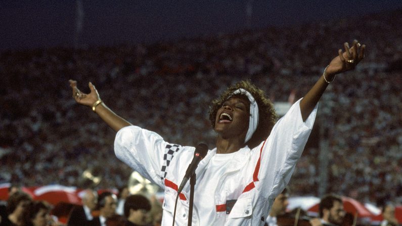 Whitney Houston chante l'hymne national avant un match avec les Giants de New York avant le Super Bowl XXV au Tampa Stadium à Tampa, en Floride, le 27 janvier 1991. Les Giants avaient gagné 20-19. (George Rose / Getty Images)