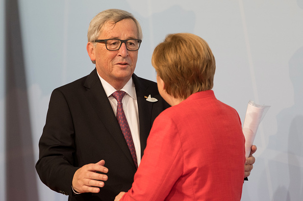 Le président de la Commission européenne, Jean-Claude Juncker avec Angela Merkel. Il a déclaré : "Nous devrions introduire le vote à la majorité qualifiée sur les décisions concernant (...) la TVA, une fiscalité juste pour l'industrie numérique".  (Photo by Matt Cardy/Getty Images)