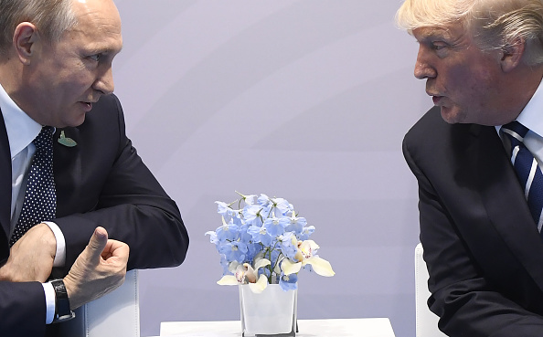 
Le président américain Donald Trump et le président russe Vladimir Putin au sommet du G20 à Hamburg,en Allemagne le 7 juillet 2017. (SAUL LOEB/AFP/Getty Images)