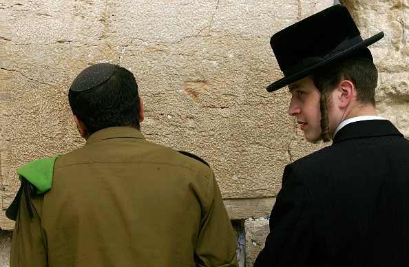 Un soldat et un juif orthodoxe prient côte à côte devant le mur des lamentations à Jérusalem. (SAMUEL ARANDA/AFP/Getty Images)