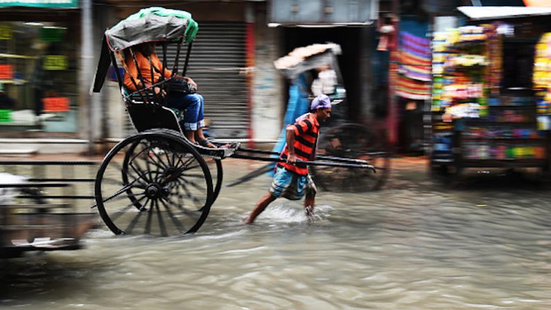 Un rickshaw dans les rues inondées de Kolkata, Inde, le 24 juillet 2017. (DIBYANGSHU SARKAR/AFP/Getty Images)