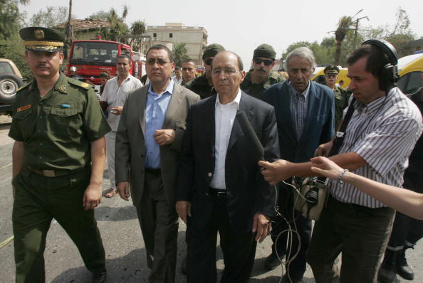 Le ministre de l’Intérieur algérien Yazid Zerhouni (C) arrive sur les lieux d'une attaque suicide qui a fait 43 morts et 38 blessés le 19 aout dernier. (STR/AFP/Getty Images)