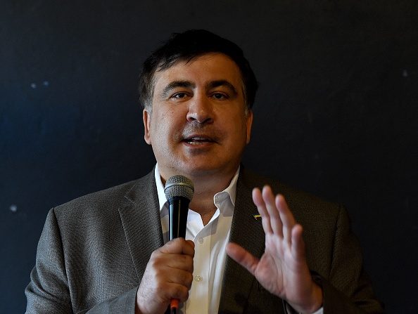 L'ex-président géorgien Mikheil Saakashvili rencontre des citoyens ukrainiens à Varsovie le 6 août 2017.  (JANEK SKARZYNSKI/AFP/Getty Images)