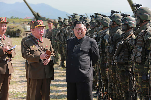 Le leader nord-coréen Kim Jong-Un lors d’exercices menés par l'Armée populaire de Corée. (STR/AFP/Getty Images)