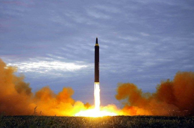 Cette photo publiée le 30 mai 2017 par l’agence de presse officielle nord-coréenne KCNA, montre l’essai d’un missile balistique Hwasong-12 dans un endroit tenu secret en Corée du Nord. (STR/AFP /Getty Images)