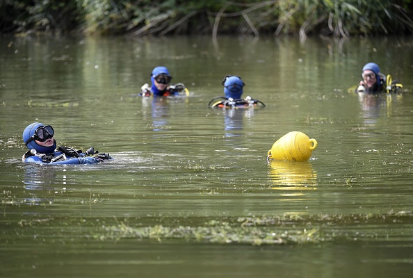 Des plongeurs de la gendarmerie (PHILIPPE DESMAZES/AFP/Getty Images)