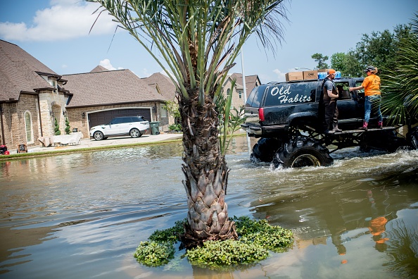 Zub Ferrell, sur son mega truck baptisé Old Habits, transporte en lieux sûrs des dizaines de personnes des quartiers inondés de la ville de Port Arthur, sur la côte texane, après la tempête Harvey. (EMILY KASK/AFP/Getty Images)