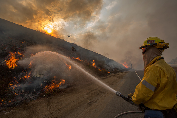 Un pompier à La Tuna, près de Burbank, Californie, le 2 septembre 2017. Il s’agit de l’incendie le plus important jamais connu dans la région de Los Angeles. Des centaines de maisons sont évacuées à Sun Valley, Burbank et Glendale. (David McNew/Getty Images)