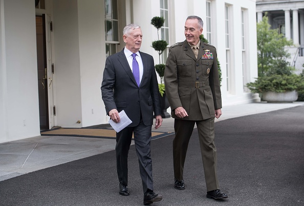 Le Secrétaire à la Défense des États-Unis James Mattis et le général Joe Dunford, chef d'état-major inter-armées arrivent à la Maison Blanche, Washington DC, le 3 septembre 2017. (NICHOLAS KAMM/AFP/Getty Images)