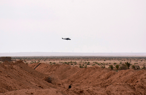 Un hélicoptère syrien survole Bir Qabaqib, à plus de 40 kilomètres à l'Ouest de Deir Ezzor. (GEORGE OURFALIAN/AFP/Getty Images)