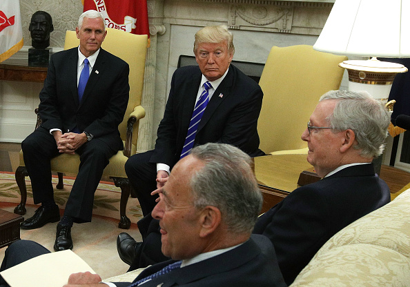 Donald Trump dans le bureau ovale à Washington avec des membres du congrès. (Alex Wong/Getty Images)