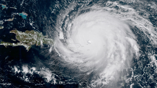 Les informations récoltées pourront permettre d'améliorer les prédictions météo, notamment où l'ouragan touchera terre, et ainsi de mieux préparer d'éventuelles évacuations des populations vivant sur les côtes. Illustration. (NASA/NOAA GOES Project via Getty Images)
