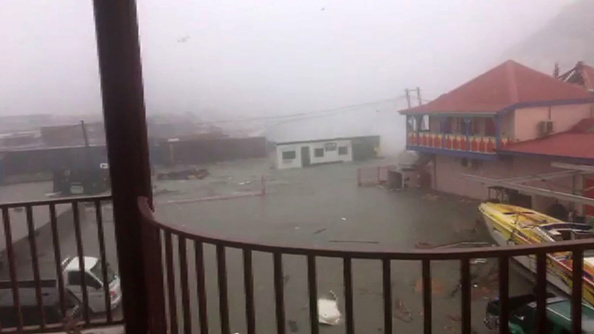 Image prise d’une vidéo postée sur Facebook par Stefany Santacruz montrant la vue de son balcon à Filipsburg le 6 septembre 2017 alors que l’ouragan Irma a détruit 95% de l’île de St-Martin. (SANTACRUZ/AFP/Getty Images)