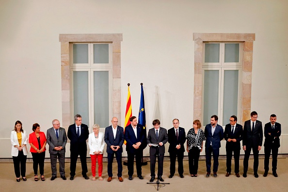 Le président du gouvernement Catalan Carles Puigdemont (C), avec les membres du gouvernement catalan après l'adoption à 72 voix pour et 11 abstentions de la loi en faveur d'un référendum sur indépendance.  (PAU BARRENA/AFP/Getty Images)