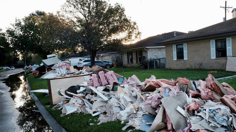 Des piles de meubles et autres, entassés devant des maisons sur une rue où ont commencé les efforts de nettoyage après l'ouragan à Orange au Texas le 7 septembre 2017.  (Photo de Spencer Platt/Getty Images)