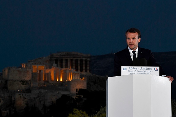 Emmanuel Macron devant  l'Acropole lors de son voyage de deux jours en Grèce.  (ARIS MESSINIS/AFP/Getty Images)
