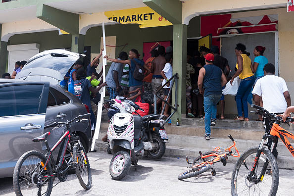 Pillage d'un magasin dans l'île de Saint-Martin après le passage d'Irma. (LIONEL CHAMOISEAU/AFP/Getty Images)