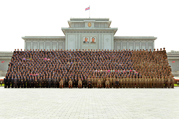 Cette photo non datée envoyée le 10 septembre par l'agence de presse officielle nord coréenne KCNA, montre le dictateur Kim Jong-Un entouré de l'équipe de scientifiques et techniciens qui développent pour lui le programme nucléaire nord coréen. (STR/AFP/Getty Images)
