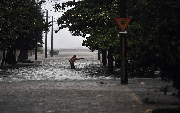 Un homme avance dans une rue inondée lors du passage de l'ouragan Irma le 9 septembre à la Havane. 
(YAMIL LAGE/AFP/Getty Images)