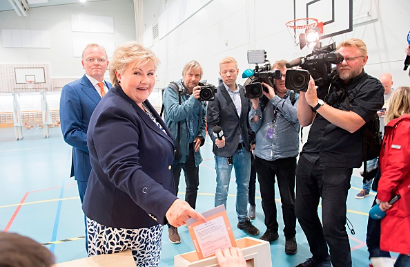 Le Premier ministre norvégien Erna Solberg déposant son bulletin de vote dans l'urne le 11 septembre 2017. (MARIT HOMMEDAL/AFP/Getty Images)