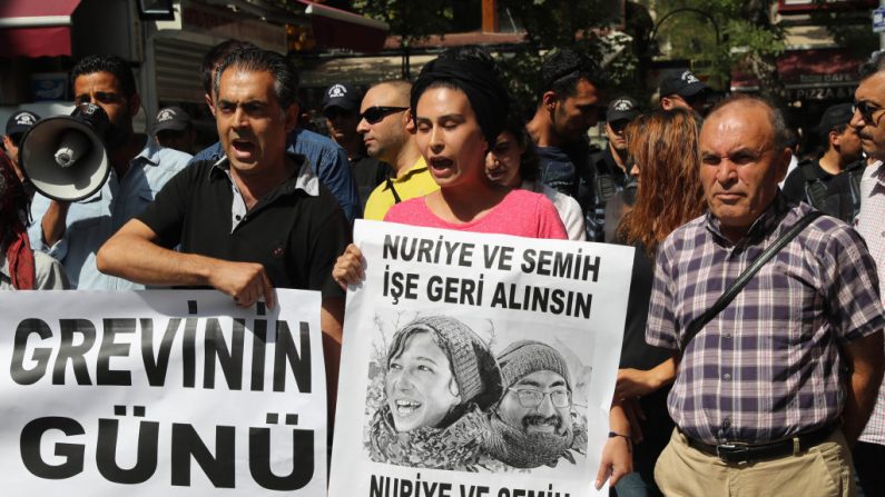 Des manifestants transportant des affiches à l'image des grévistes de la faim, les enseignants  Semih Ozakca et Nuriye Gulmen, à Ankara le 11 septembre 2017.  (Photo de ADEM ALTAN/AFP/Getty Images)