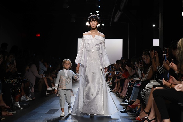 Des mannequins présentent la collection de Vicky Zhang lors de la New York Fashion Week le 13 septembre 2017 à New York.  (JEWEL SAMAD/AFP/Getty Images)