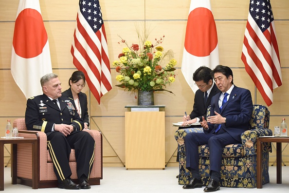 Le Premier ministre japonais Shinzo Abe (D) s'entretient avec le Chef d'État major de l'armée américaine Mark Alexander Milley le 15 septembre 2017.  (TORU YAMANAKA/AFP/Getty Images)