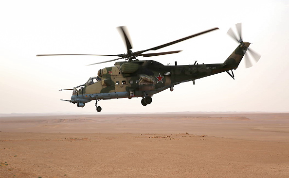 Un hélicoptère russe Mil Mi-24 dans le ciel syrien dans la région de Deir Ezzor. (DERDA/AFP/Getty Images)