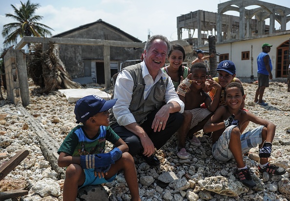 16 septembre 2017, M. David M. Beasley (c), directeur du programme PAM de l'ONU, avec des enfants à la Havane après le passage de la tornade Irma. (YAMIL LAGE/AFP/Getty Images)