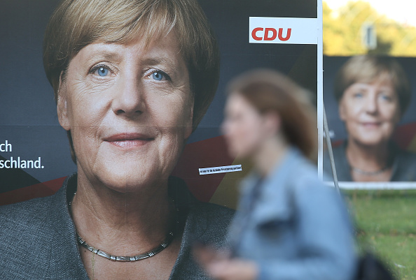 Une jeune femme passe devant un panneau de la campagne pour la chancelière allemande avant les élections qui doivent se tenir le 24 septembre.
(Sean Gallup/Getty Images)